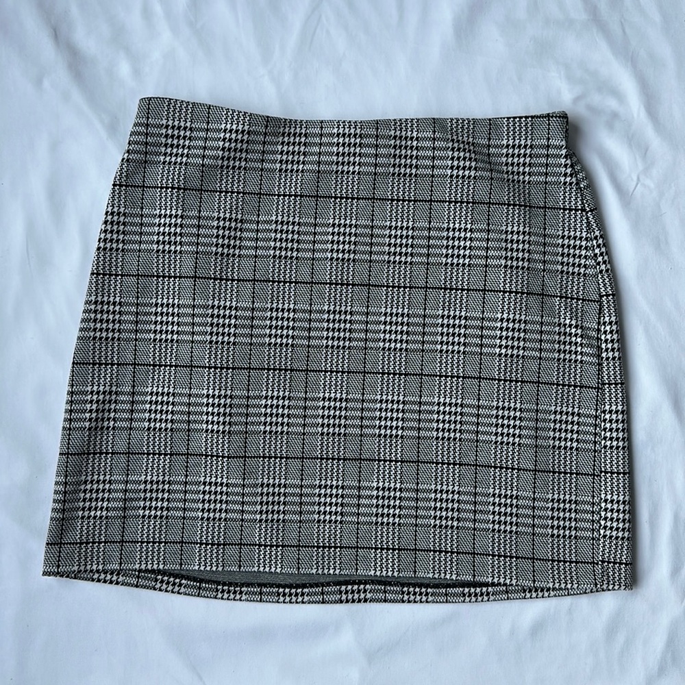 Black/white plaid HM skirt - M